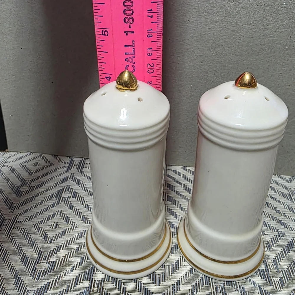 Vtg Thomas Kinkade/ Avon Salt Pepper Shakers #85